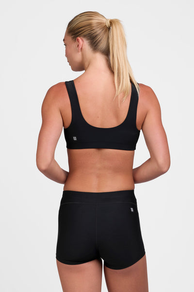 Female model wearing the Women's Anna Short in the Black solid, standing in front of a grey background shown from the back view 

|| Size S, Hip 37"