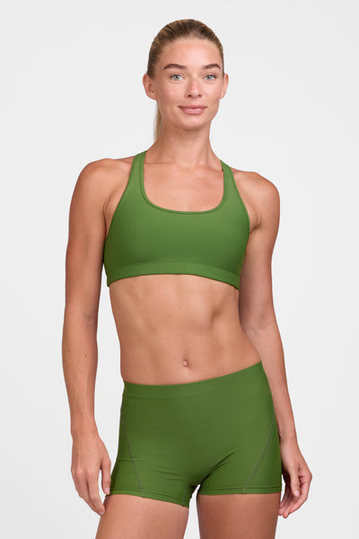 Female model wearing the Women's Anna Short in the Mountain Mist solid, standing in front of a grey background shown from the front view 

|| Size S, Hip 37"