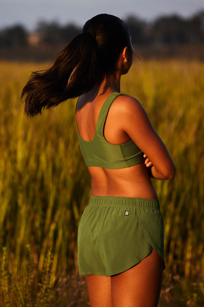 Female model wearing the Women's Lizzie Short in the Mountain Mist solid, standing in front of a green background shown from the back view 

|| Size S, Hip 37"