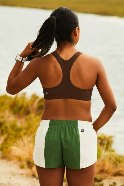 Female model wearing the Women's Rory Short in the Mountain Mist contrast, standing in front of a green background shown from the back view 

|| Size S, Hip 37"