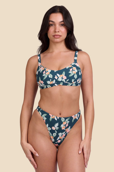 Female model wearing the Women's Ava Bikini Bottom in the Islander Ribbed print, standing in front of a yellow background shown from the front view

|| Size S, Hip 34"  