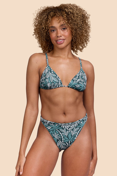Female model wearing the Womens Ava Bikini Bottom in the Shorebreak print, standing in front of a yellow background shown from the front view

|| Size S, Hip 36"  