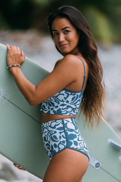 Female model wearing the Women's Aveline Bikini Bottom in the Sumatra print, standing in front of a green background shown from the side view

|| Size S, Hips 35"  