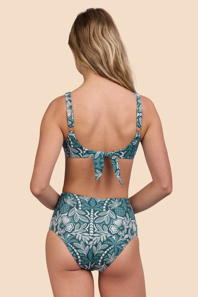 Female model wearing the Womens Janna Bikini Bottom in the Shorebreak print, standing in front of a yellow background shown from the back view

|| Size S, Hip 36"  