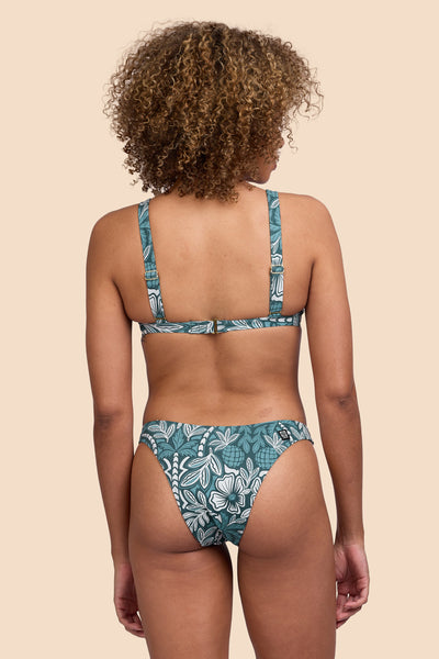 Female model wearing the Womens Kelia Bikini Bottom in the Shorebreak print, standing in front of a yellow background shown from the back view

|| Size S, Hip 36"  