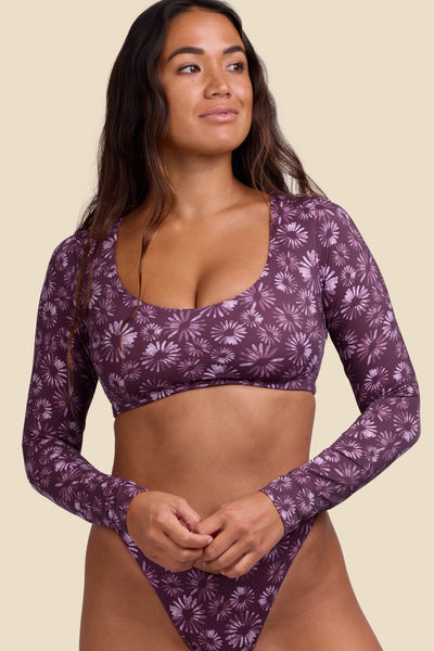 Female model wearing the Women's Avalon Rashguard in the Bondi Blossom print, standing in front of a yellow background shown from the front view

|| Size S, Bust 34"  
