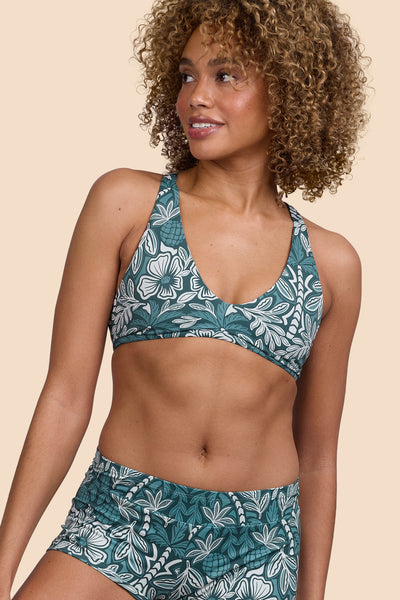 Female model wearing the Womens Doris Bikini Top in the Shorebreak print, standing in front of a yellow background shown from the front view

|| Size S, Bust 32.5"  