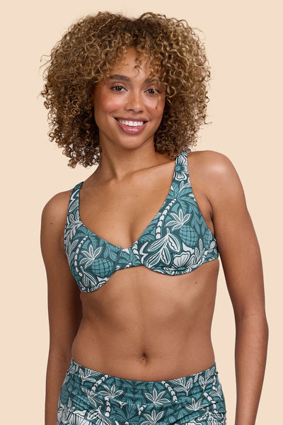 Female model wearing the Womens Hadley Bikini Top in the Shorebreak print, standing in front of a yellow background shown from the front view

|| Size S, Bust 32.5"  