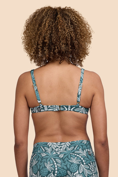 Female model wearing the Womens Hadley Bikini Top in the Shorebreak print, standing in front of a yellow background shown from the back view

|| Size S, Bust 32.5"  