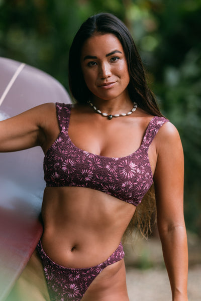 Female model wearing the Women's Lyra Bikini Top in the Bondi Blossom print, standing in front of a green background shown from the front view

|| Size S, Bust 34"  