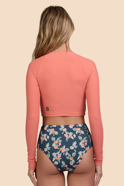 Female model wearing the Women's Moana Long Sleeve Rashguard in the Serrano Ribbed solid, standing in front of a yellow background, shown from the back view

|| Size S, Bust 33" 