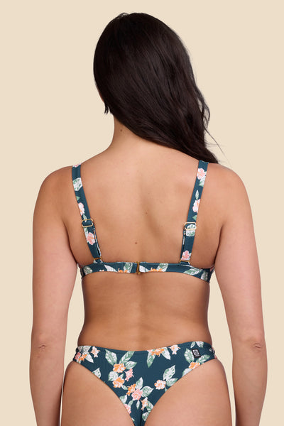 Female model wearing the Women's Nellie Bikini Top in the Islander Ribbed print, standing in front of a yellow background shown from the front view

|| Size M, Bust 32"  