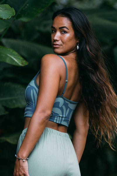 Female model wearing the Women's Wren Bikini Top in the Sumatra print, standing in front of a green background shown from the side view

|| Size S, Bust 34"  