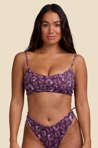 Female model wearing the Women's Zari Bikini Top in the Bondi Blossom print, standing in front of a yellow background shown from the front view

|| Size S, Bust 34"  