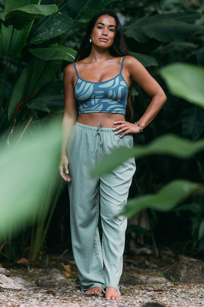Female model wearing the Women's Alani Pants in the Algae solid, standing in front of a green background shown front the front view

|| Size S, Hips 35"  