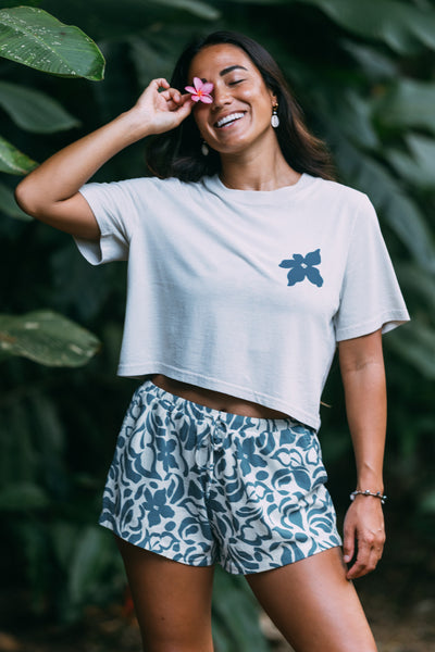 Female model wearing the Women's Kendall Short in the Pua print, standing in front of a green background shown from the front view

|| Size S, Hips 35"  