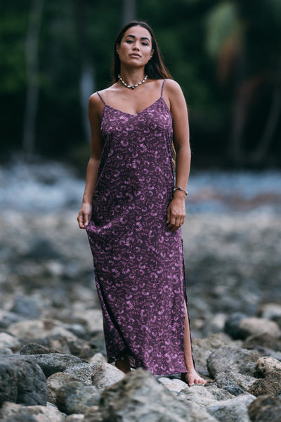 Female model wearing the Women's Lydia Dress in the Bondi Blossom print, standing in front of a green background shown from the front view

|| Size S, Height 5'4" 